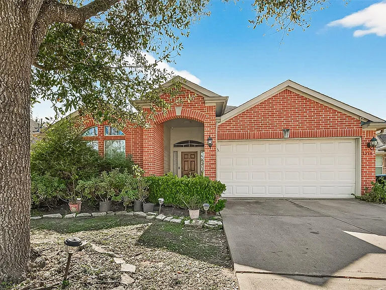 1214 Wesley Dr — Photo 3
