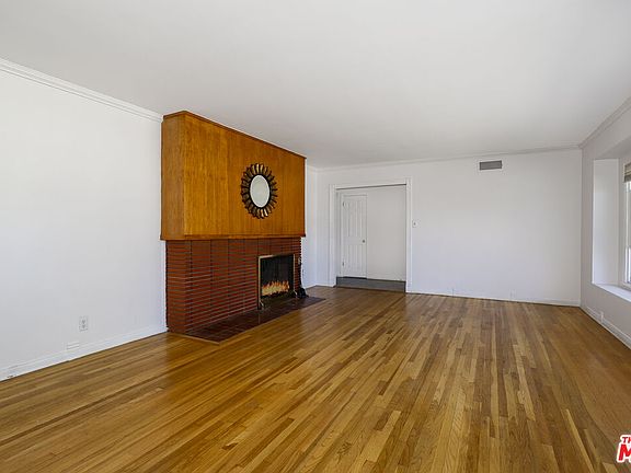 4th image of 16120 Dearborn St