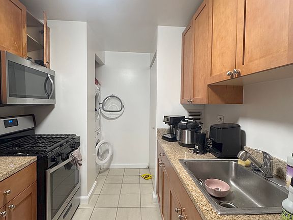 5th image of 35 W 33rd St APT 19F