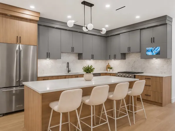 6176 Elgin Ave #4, Burnaby, BC V5H 3S4