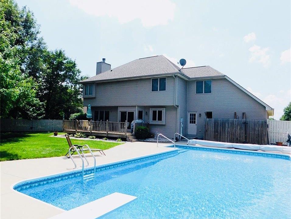 2nd image of 2451 Broadmoor Ln