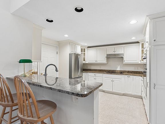 4th image of 5 Sterling Drive #1