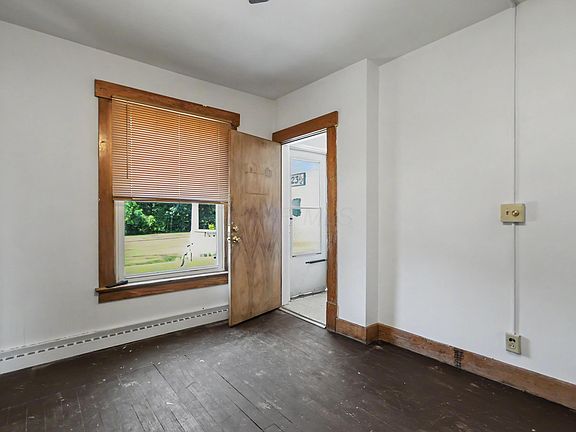 5th image of 123 E Main St