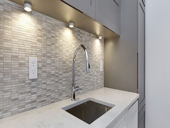 4th image of 421 W 21st St APT 3B