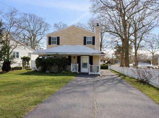 16 Oakdale Avenue, Selden, NY 11784