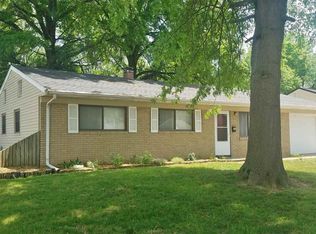 1706 Holiday Dr, Pekin, IL 61554
