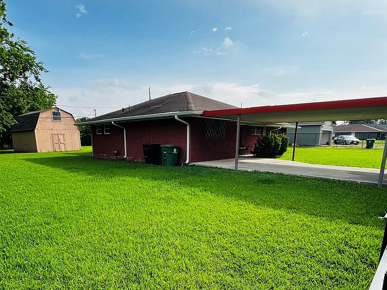 13421 Utica St — Photo 3