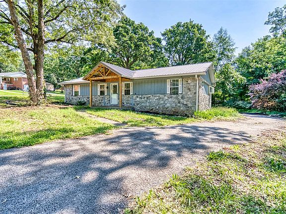 2nd image of 124 Cumberland Cir