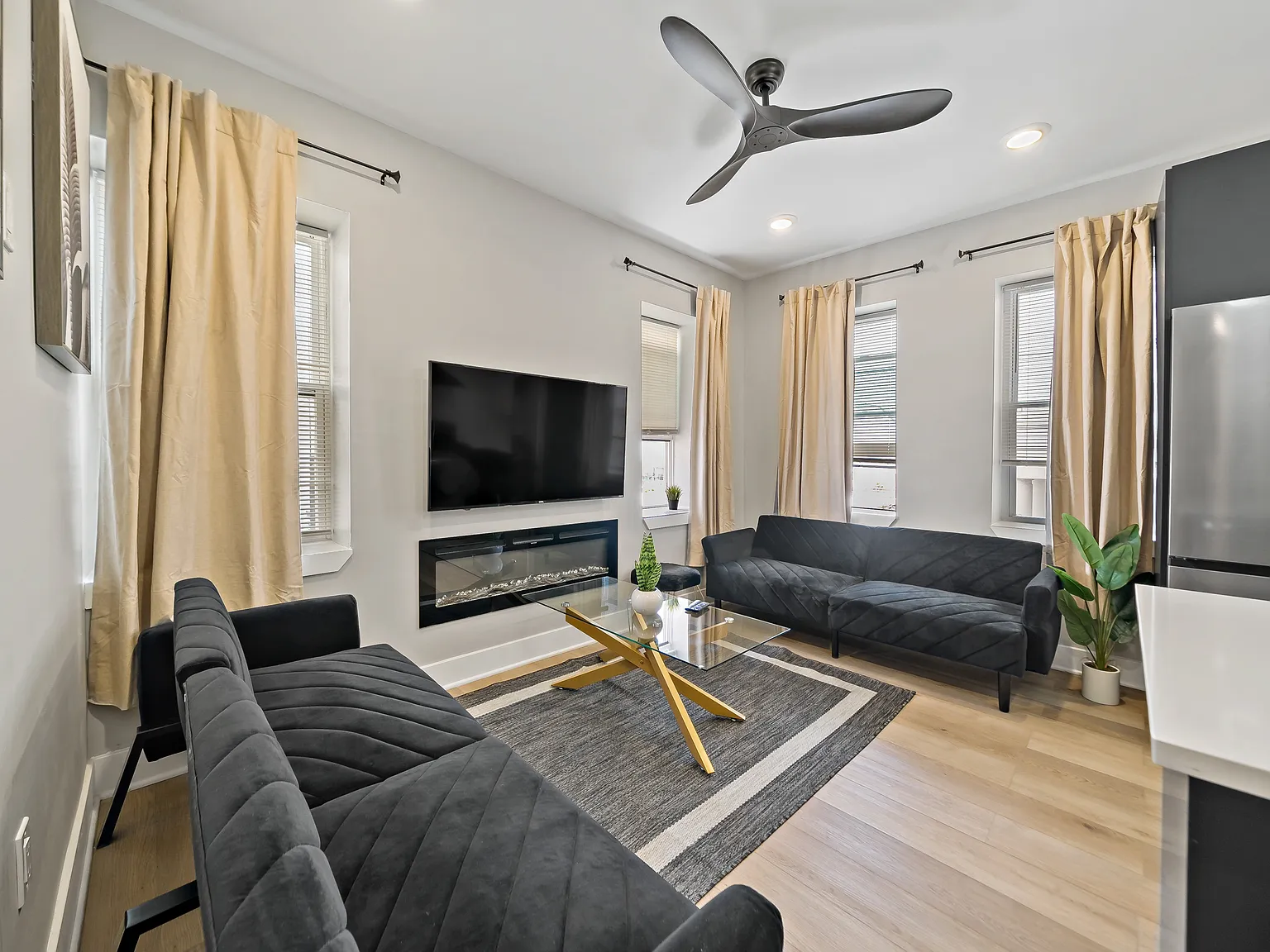 3 bed, 900 sqft, $3,000 — Photo 2