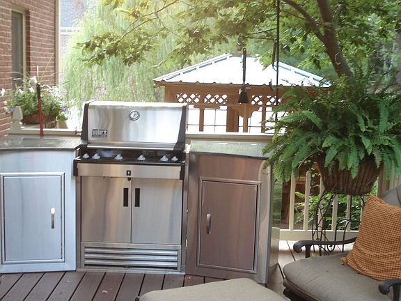 Weber Grill and Jacuzzi Spa with Flatscreen TV