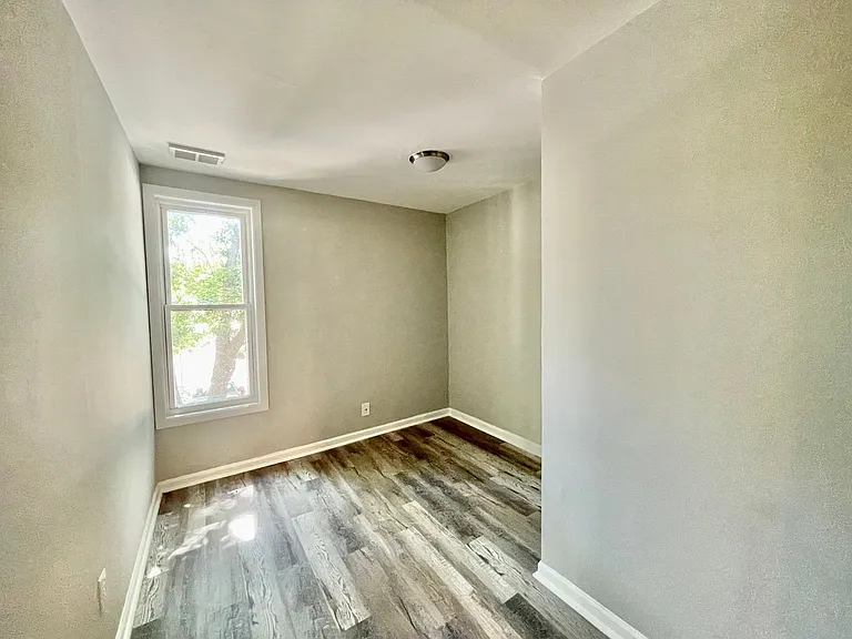 2424 W Iowa St — Photo 21