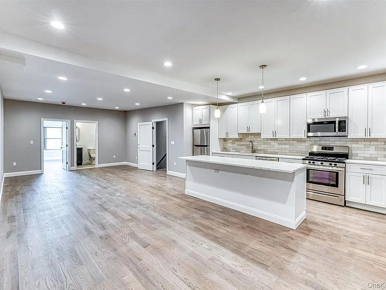 78 Roslyn Rd #202 — Photo 9