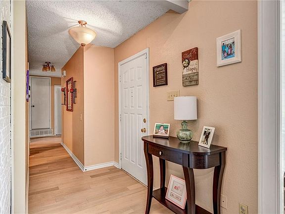 4th image of 221 Glenwood Dr
