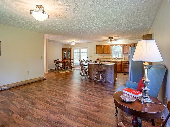 2nd image of 136 Twin Oak Cir