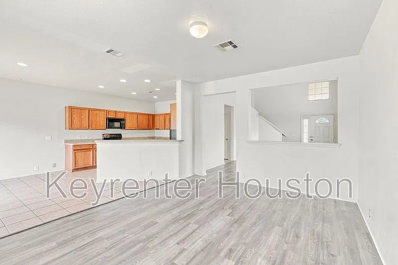 3 bed, 2.5 bath, 1946 sqft, $1,800 — Photo 4