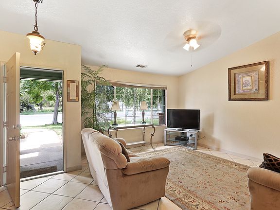 5th image of 125 Sparrow Dr