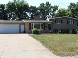 909 N Prairie Ave, Madison, SD 57042