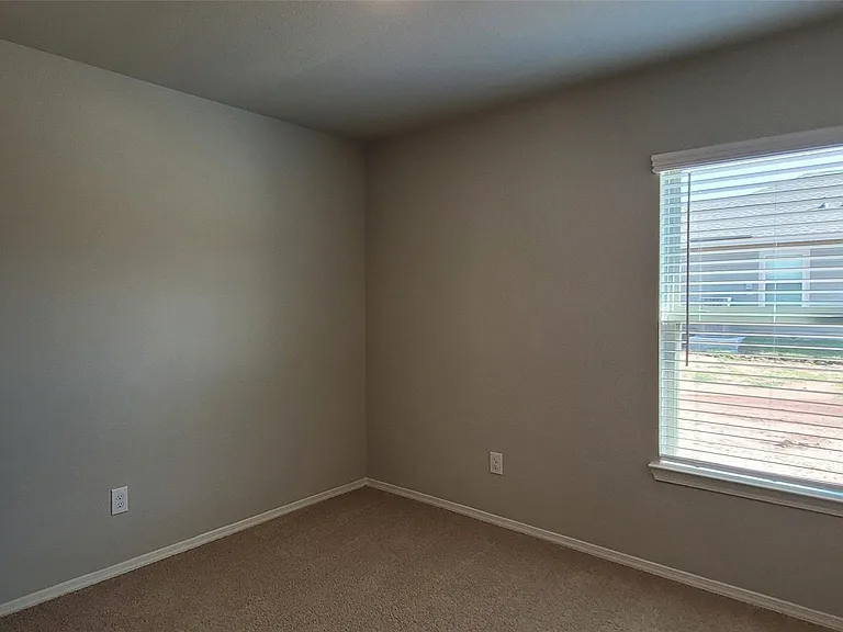 526 Dalloway St — Photo 23