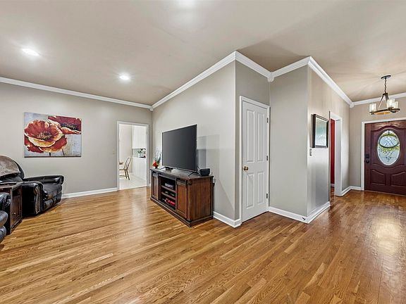 4th image of 110 Carriage Ln