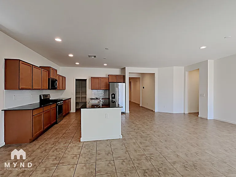 565 W Tallula Trl — Photo 3