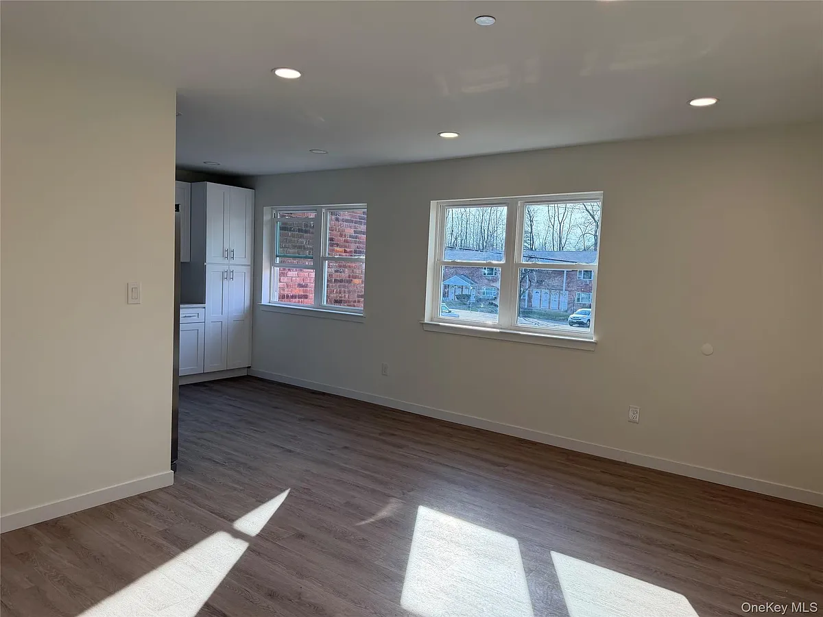 Building Photo - 5 Colonial Dr #11
