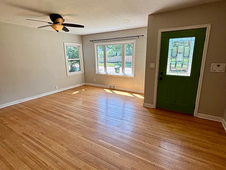 221 E Hughes St — Photo 4