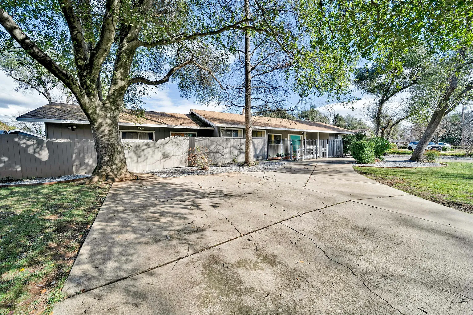 935 Hallmark Dr photo 1