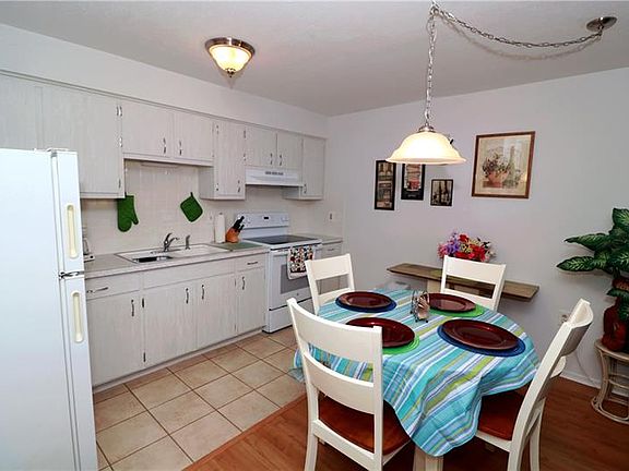 3rd image of 4346 Tahitian Gardens Cir APT B