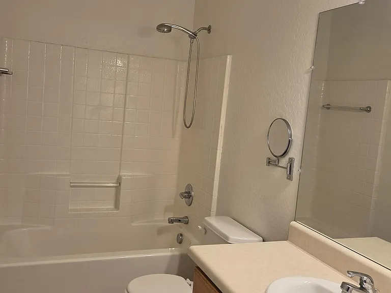 556 N Robles St — Photo 10