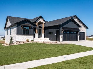 4004 McLintock Dr, Bismarck, ND 58503