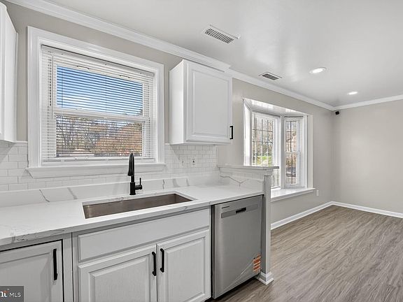 4th image of 1701 Addison Rd S