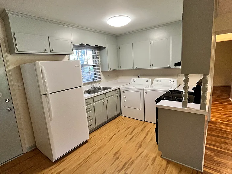 1020 Fisher St #B — Photo 3