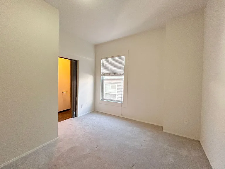 Ludlow B Apartments — Photo 12