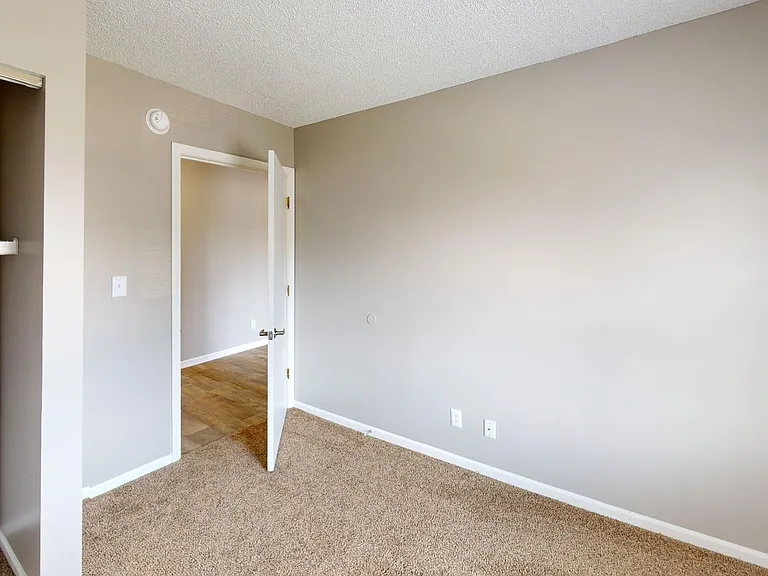 Turnberry Square Apartments — Photo 27