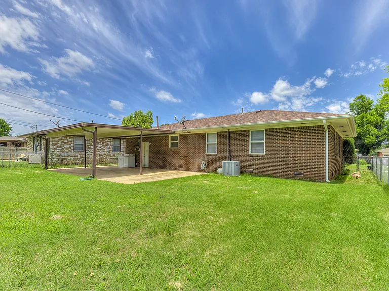 820 E Carroll Ln — Photo 15