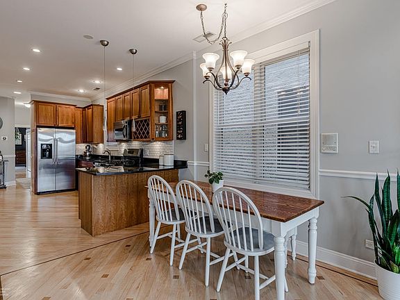 5th image of 2637 W Belmont Ave Unit 4