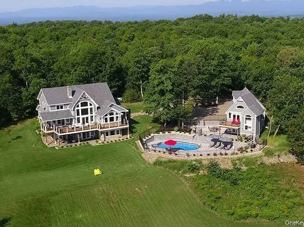 21 Contentment Ln, Red Hook, NY 12571