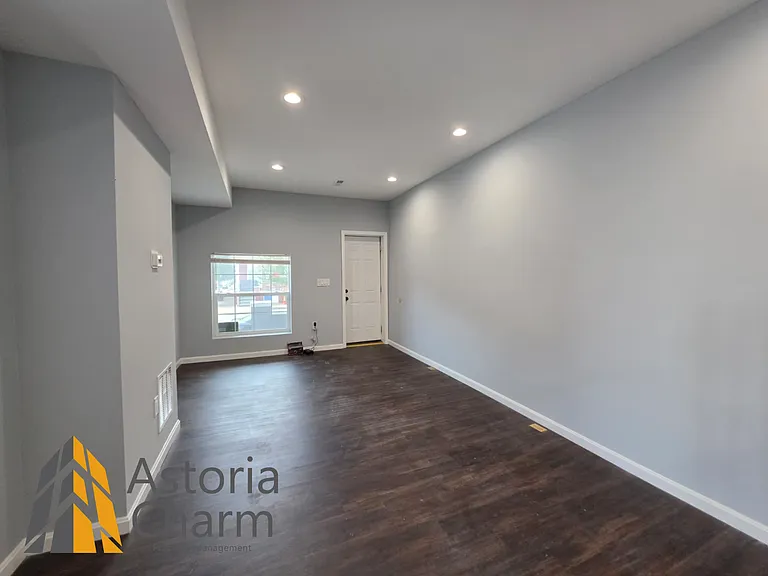 2920 E Madison St — Photo 7