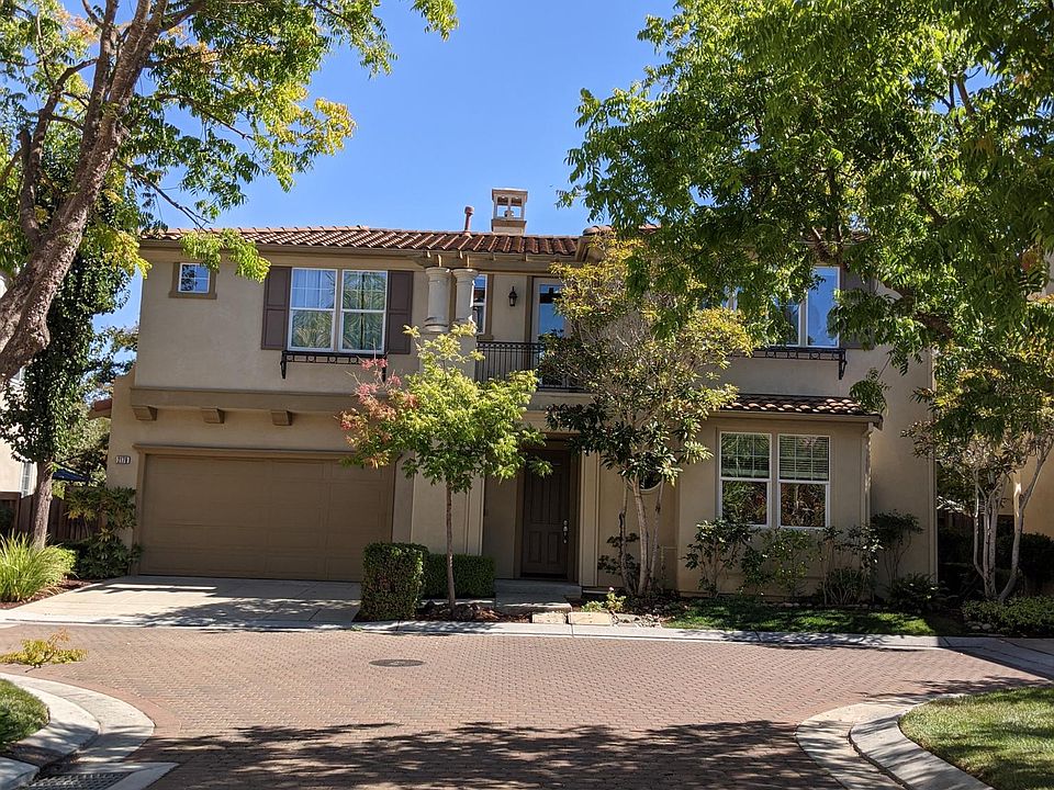 Garden Home on quite courtyard. Back yard overlooks nature and occasional deer or turkeys passing by and the 18th fairway in the distance.