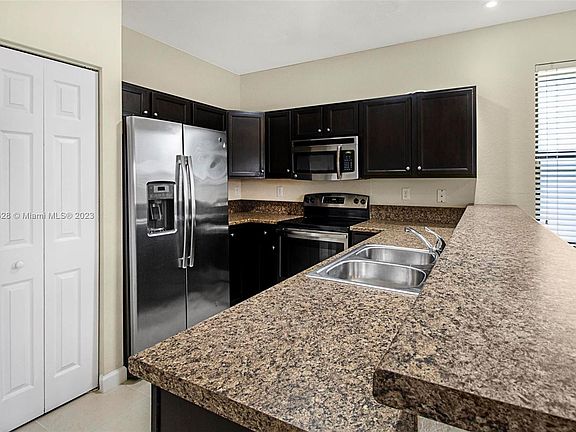 4th image of 618 SE 32nd Ave #0