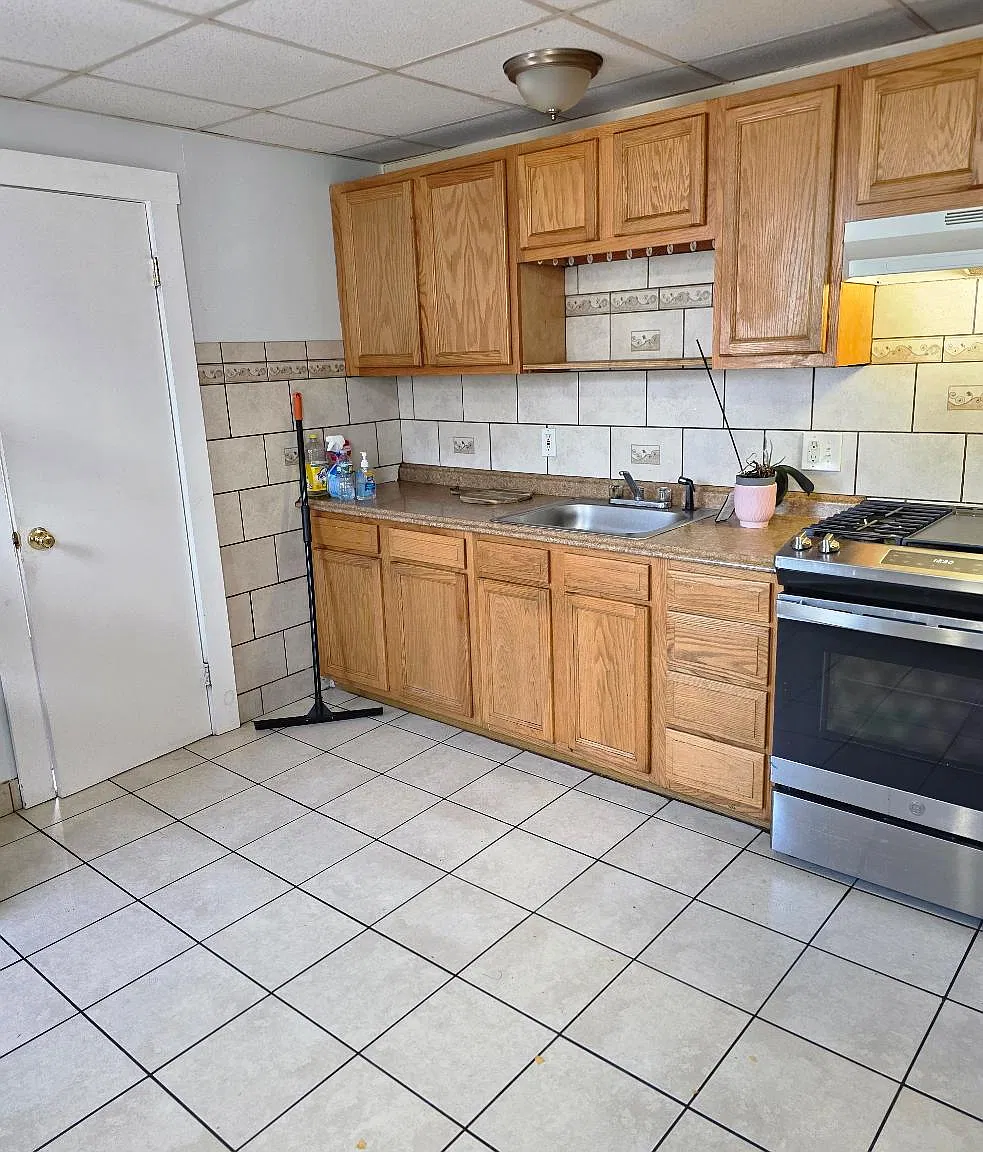4 bed, 1300 sqft, $1,700 — Photo 1