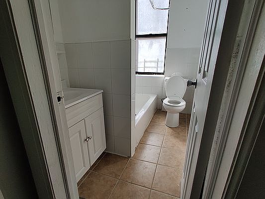 4th image of 926 Bronx Park S APT 4B
