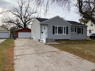 911 E Seneca Ave, Des Moines, IA 50316