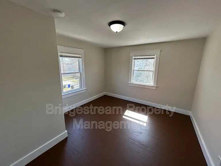 101 E Bruce Ave — Photo 5