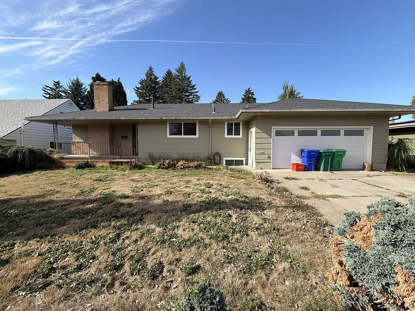 Spacious 4 Bedroom Home with Granite Kitchen, Main-Level Primary Suite, Two Living Areas & Outdoo... — Photo 4