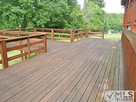 Spacious deck off of porch