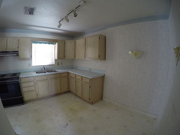 5th image of 1309 E Poinsettia Ave