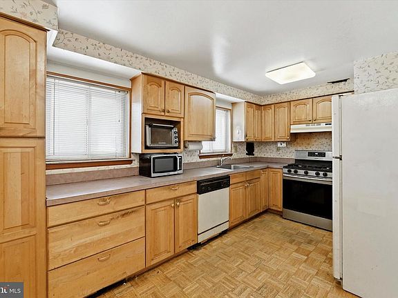 4th image of 2641 Maxwell St