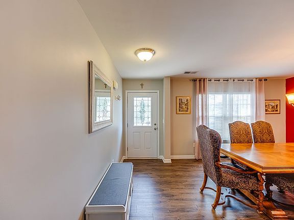 3rd image of 211 Harlequin Dr