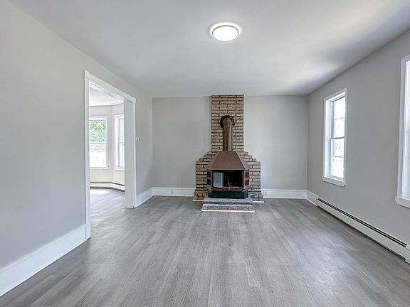 3rd image of 623 Vine St E